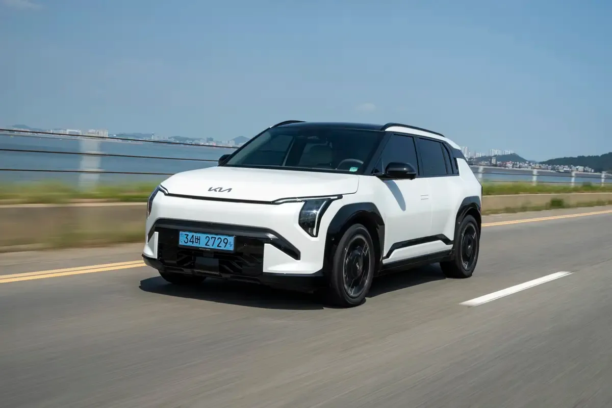 Elettronauti - Kia EV3 GT - Light Green - Esterno - Vista anteriore a tre quarti