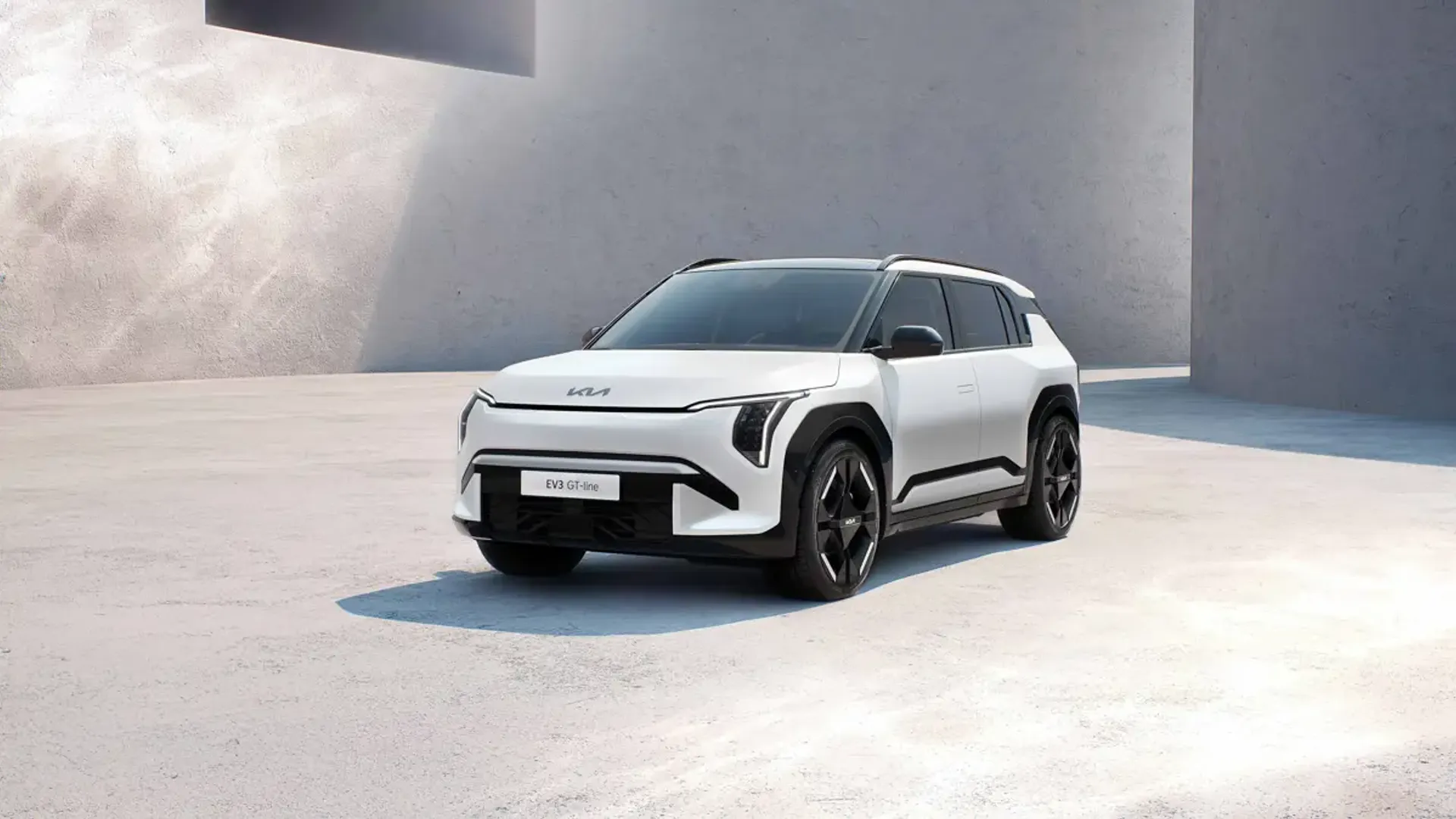Elettronauti - Kia EV3 GT - Light Green - Esterno - Vista anteriore a tre quarti