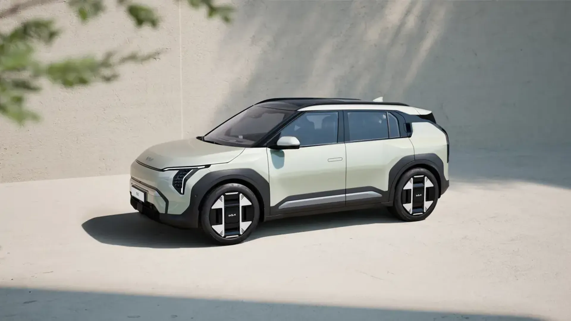 Elettronauti - Kia EV3 GT - Matte Gray - Esterno - Vista anteriore a tre quarti