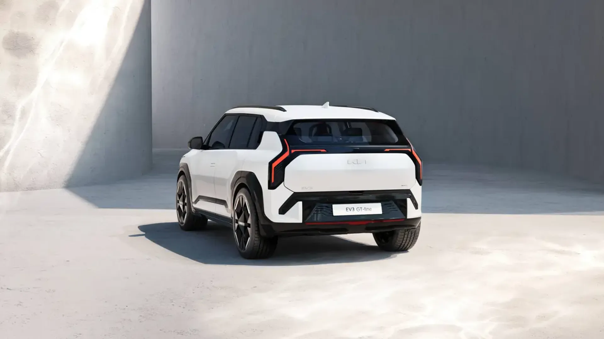 Elettronauti - Kia EV3 GT - Matte Green - Esterno - Vista anteriore a tre quarti