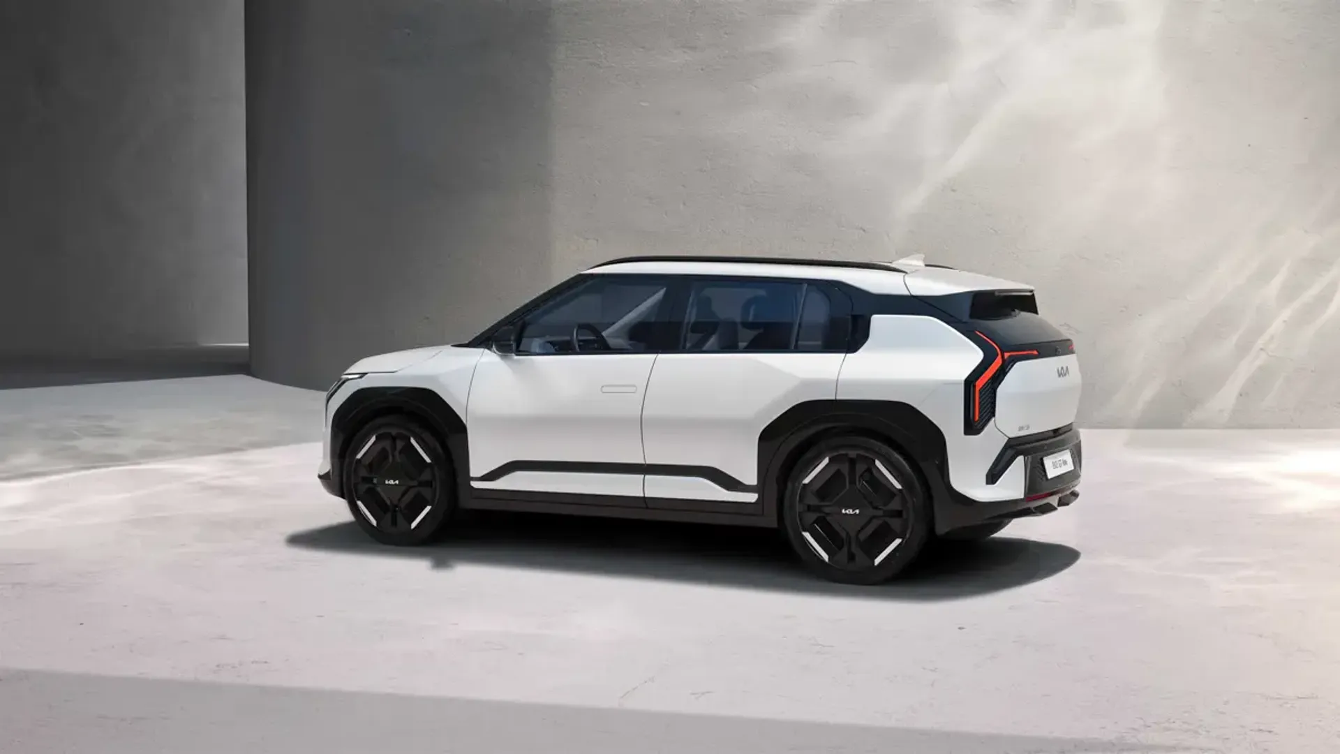 Elettronauti - Kia EV3 GT - Matte Grey - Esterno - Vista anteriore a tre quarti