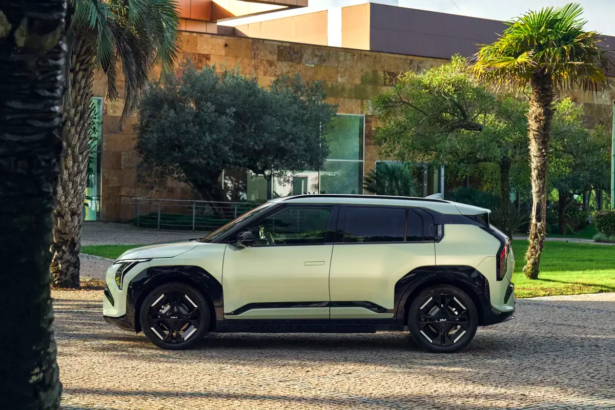Elettronauti - Kia EV3 GT - Bianco - Esterno - Vista anteriore a tre quarti