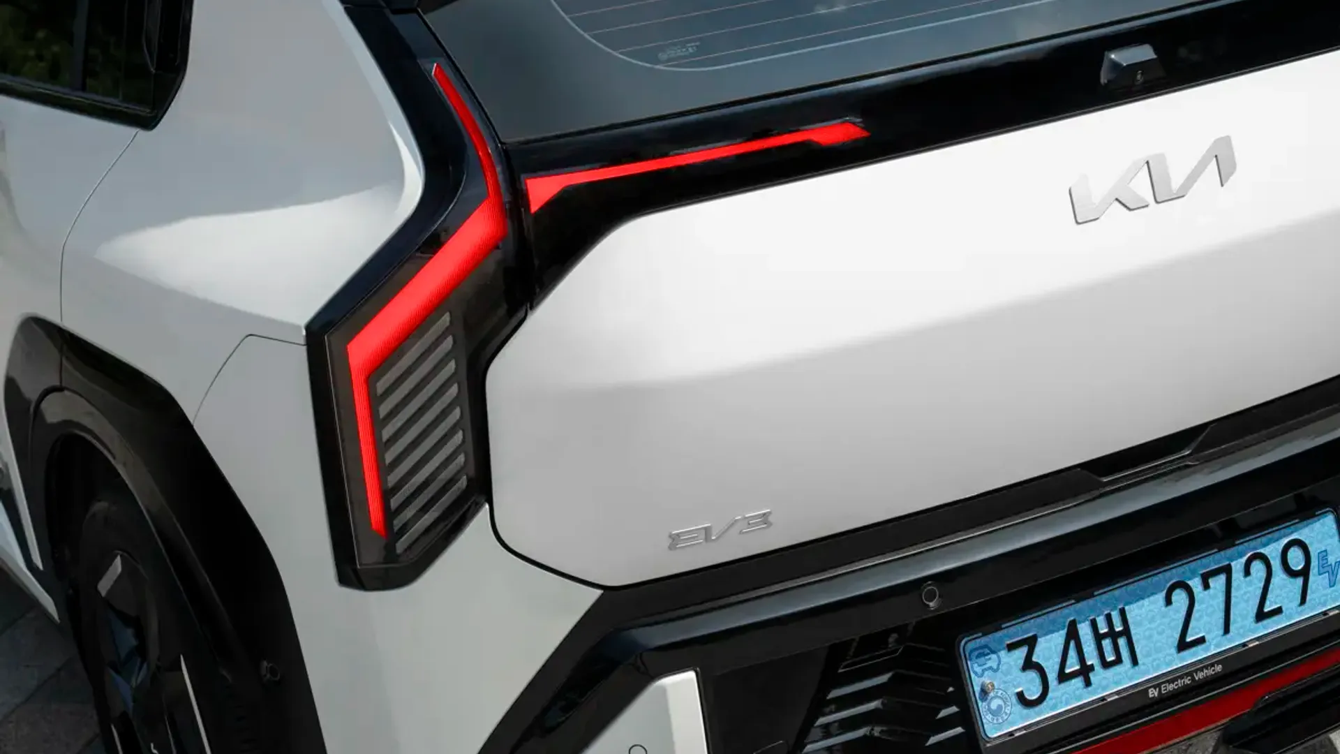 Elettronauti - Kia EV3 GT - Light Blue - Esterno - Vista posteriore a tre quarti