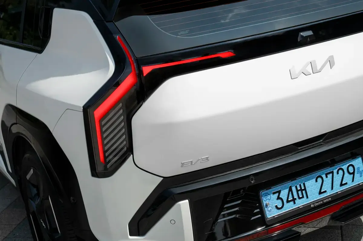 Elettronauti - Kia EV3 GT - Light Blue - Esterno - Vista posteriore a tre quarti