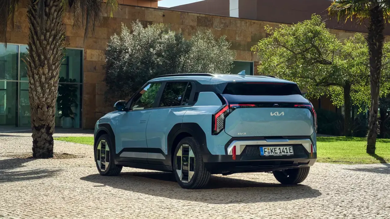 Elettronauti - Kia EV3 Standard Range - Aventurine Green - Esterno - Vista anteriore a tre quarti