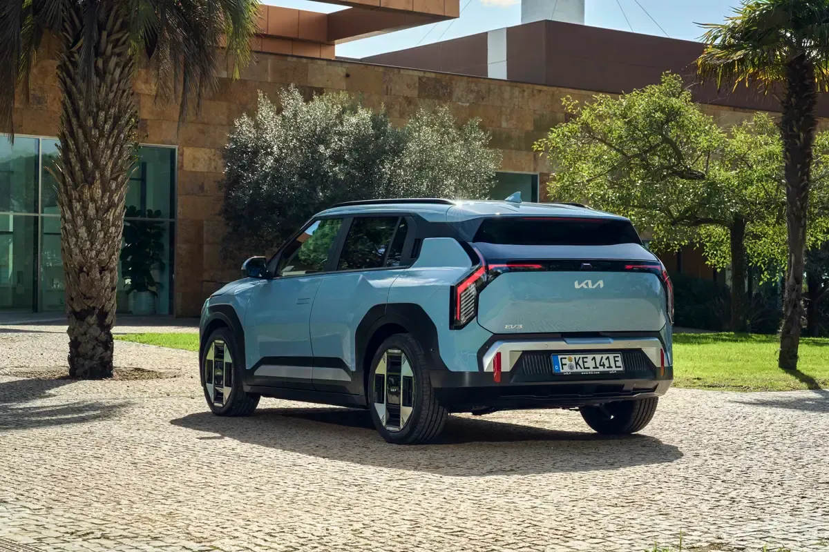 Elettronauti - Kia EV3 Standard Range - Aventurine Green - Esterno - Vista anteriore a tre quarti