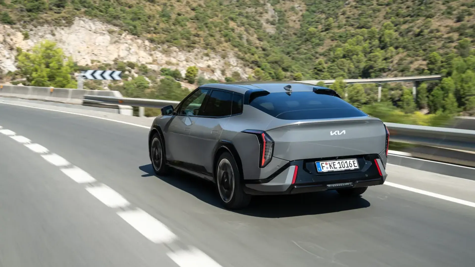 Elettronauti - Kia EV4 Fastback Long Range - Beige - Esterno - Vista anteriore a tre quarti