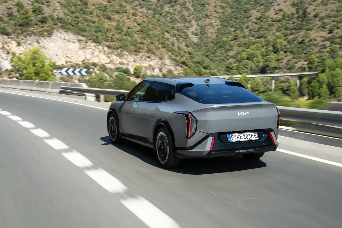 Elettronauti - Kia EV4 Fastback Long Range - Beige - Esterno - Vista anteriore a tre quarti