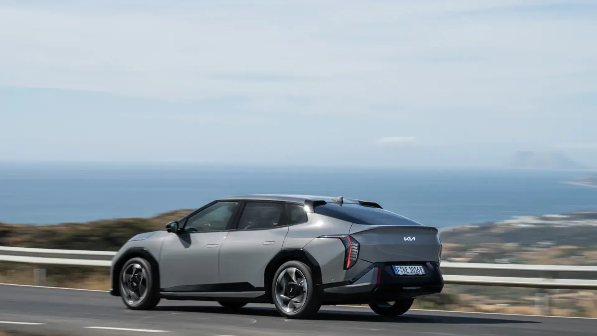 Elettronauti - Kia EV4 Fastback Long Range - Beige - Esterno - Vista anteriore a tre quarti