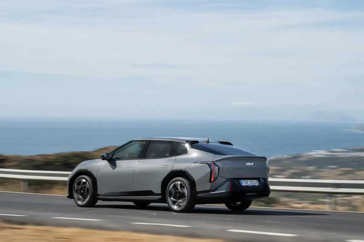 Elettronauti - Kia EV4 Fastback Long Range - Beige - Esterno - Vista anteriore a tre quarti