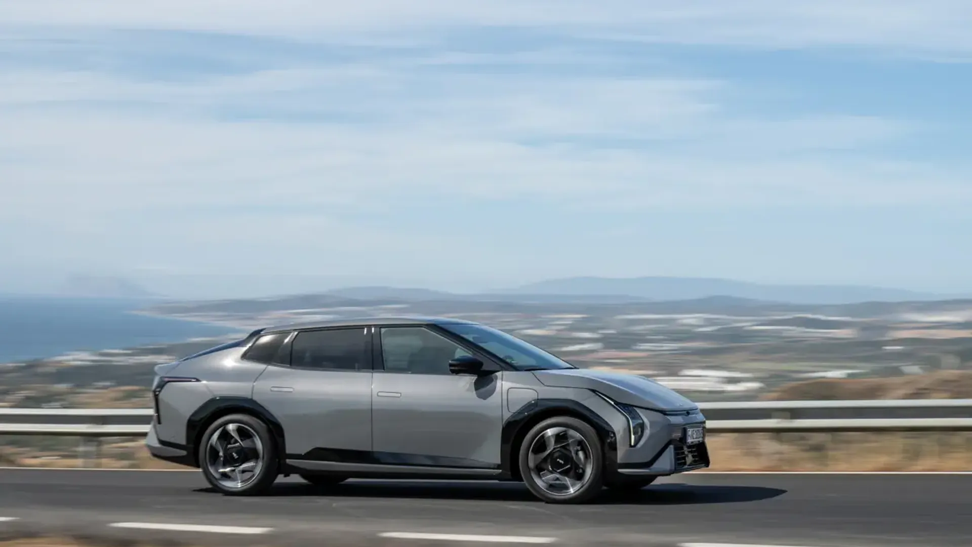 Elettronauti - Kia EV4 Fastback Long Range - Bronze - Esterno - Vista anteriore a tre quarti