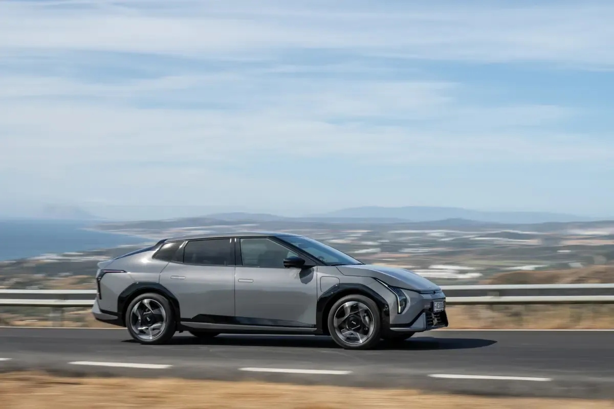 Elettronauti - Kia EV4 Fastback Long Range - Bronze - Esterno - Vista anteriore a tre quarti
