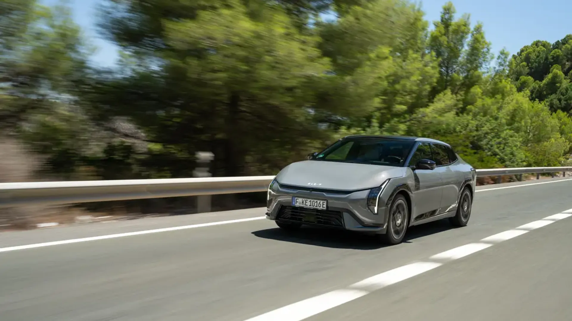 Elettronauti - Kia EV4 Fastback Long Range - Bronze - Esterno - Vista anteriore a tre quarti
