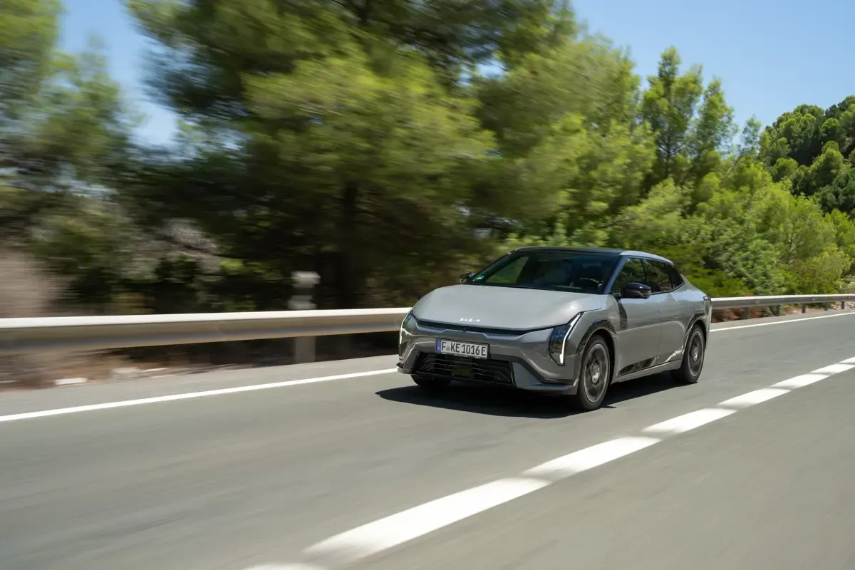 Elettronauti - Kia EV4 Fastback Long Range - Bronze - Esterno - Vista anteriore a tre quarti