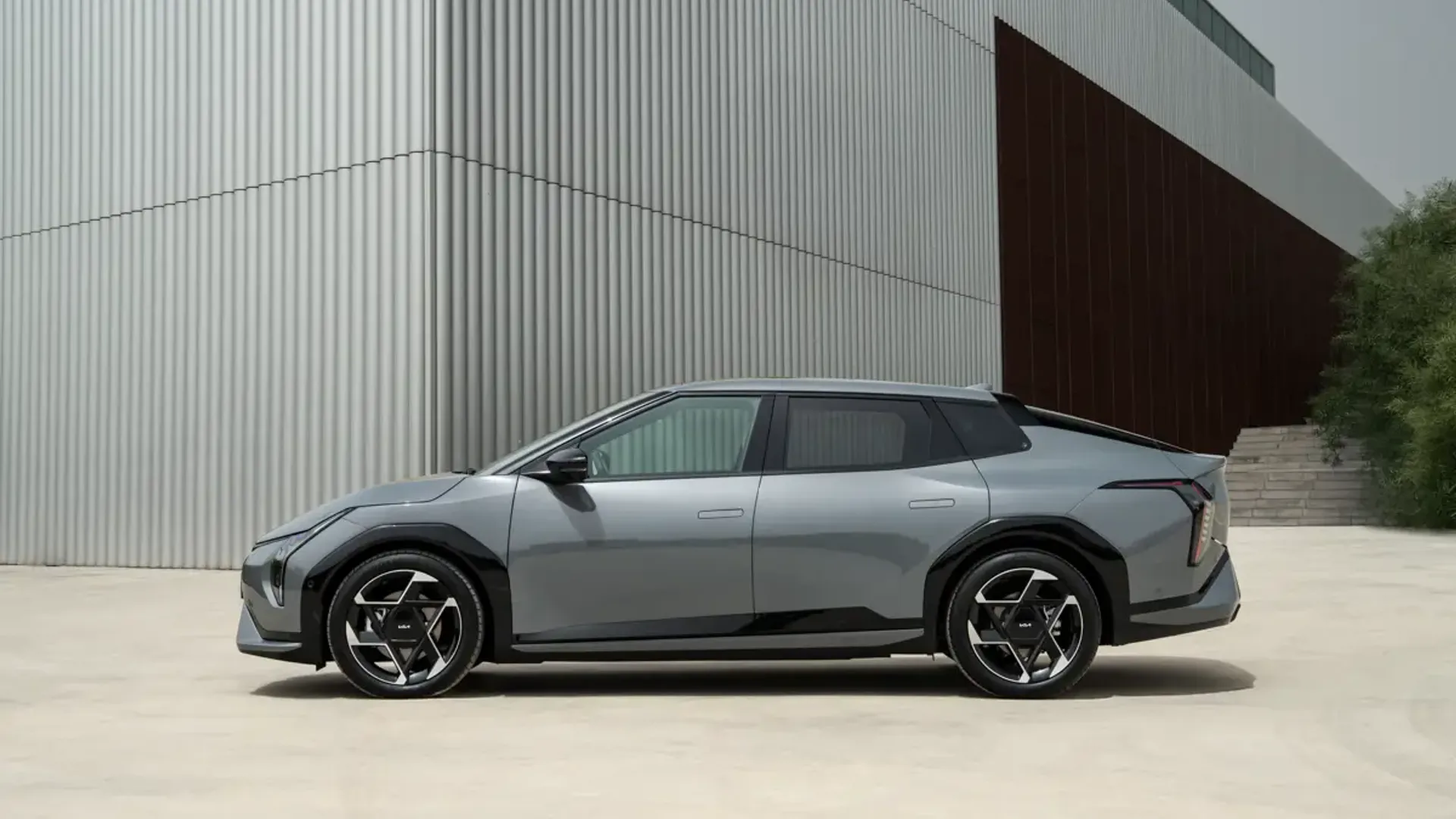 Elettronauti - Kia EV4 Fastback Long Range - Bronze - Esterno - Vista anteriore a tre quarti