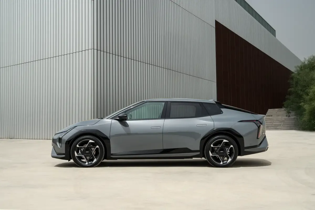 Elettronauti - Kia EV4 Fastback Long Range - Bronze - Esterno - Vista anteriore a tre quarti