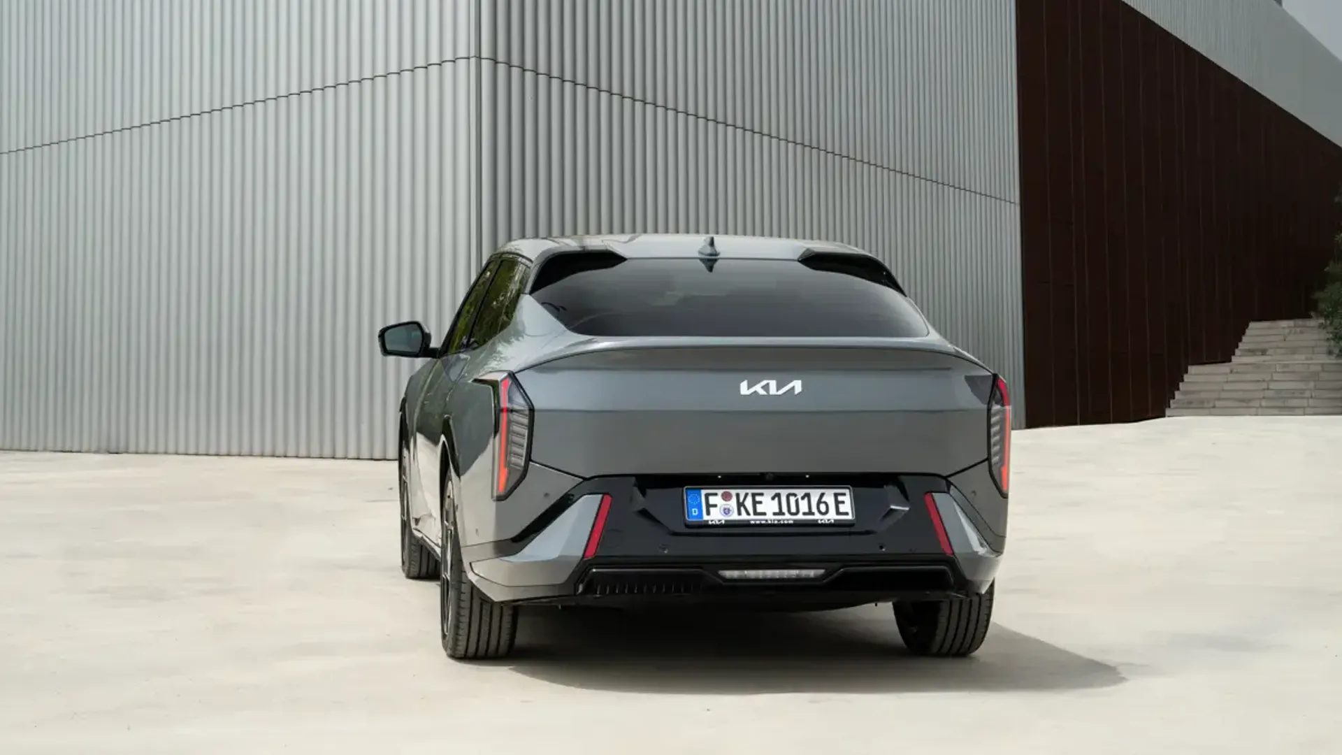 Elettronauti - Kia EV4 Fastback Long Range - Bronze - Esterno - Vista anteriore a tre quarti