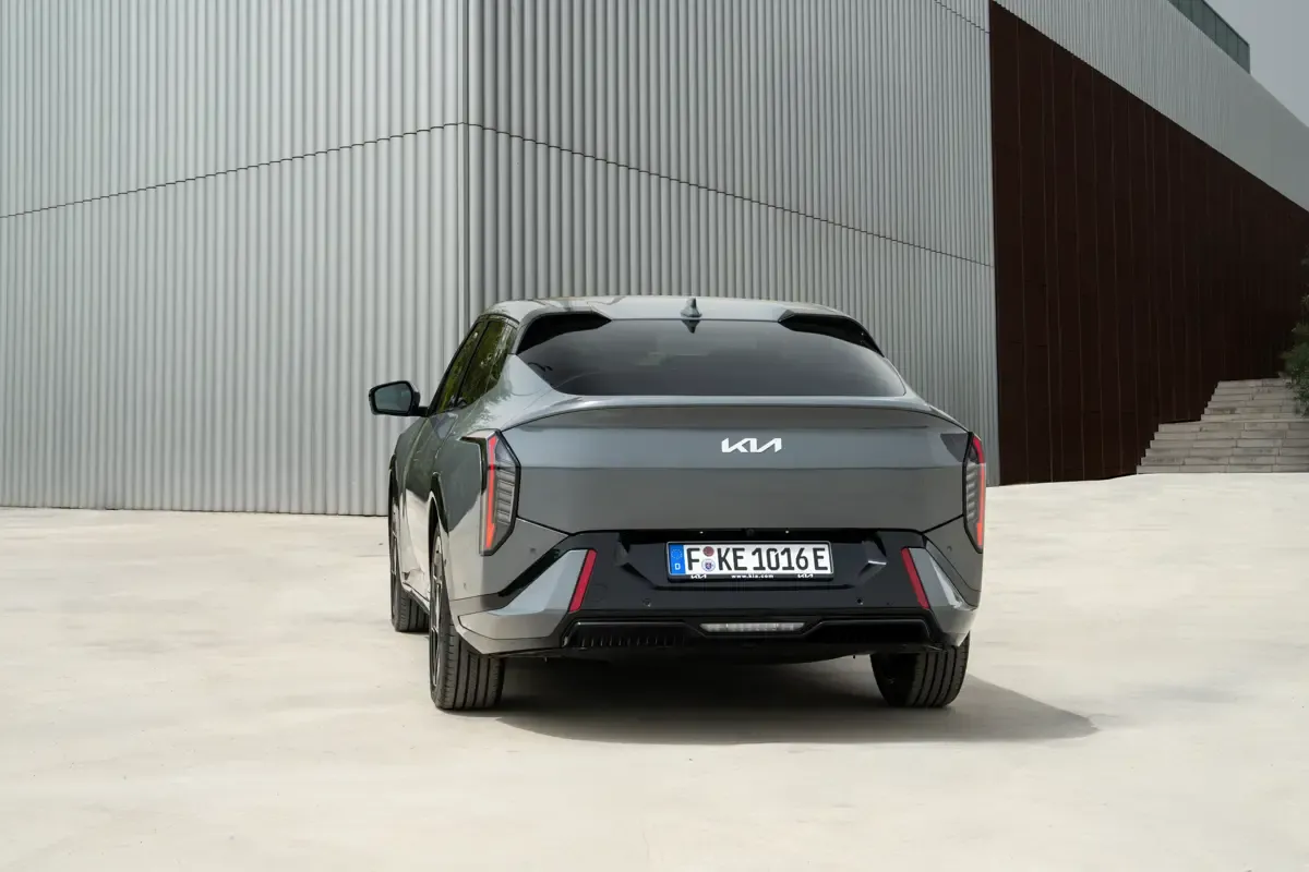 Elettronauti - Kia EV4 Fastback Long Range - Bronze - Esterno - Vista anteriore a tre quarti