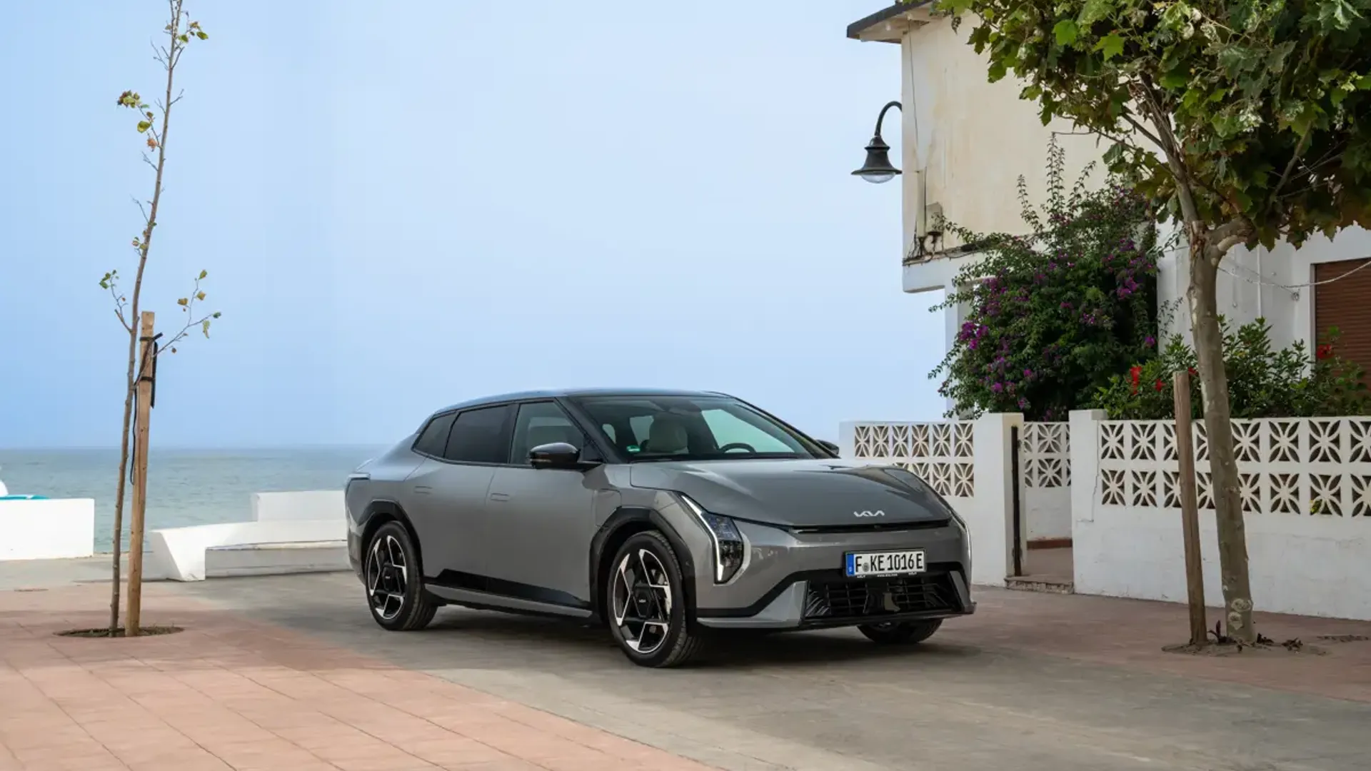 Elettronauti - Kia EV4 Fastback Long Range - Bronze - Esterno - Vista anteriore a tre quarti