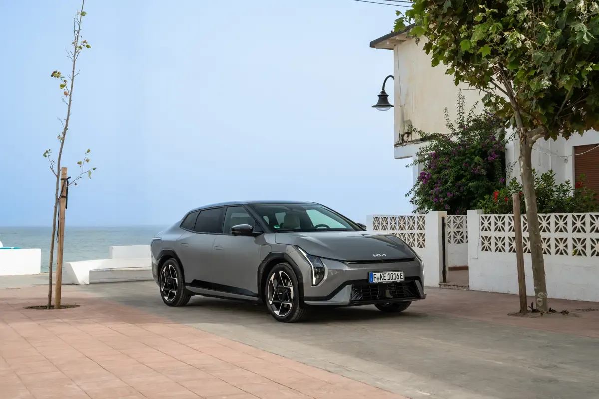 Elettronauti - Kia EV4 Fastback Long Range - Bronze - Esterno - Vista anteriore a tre quarti