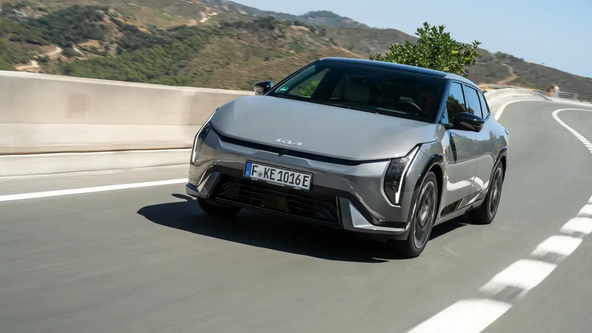 Elettronauti - Kia EV4 Fastback Long Range - Copper - Esterno - Vista anteriore a tre quarti