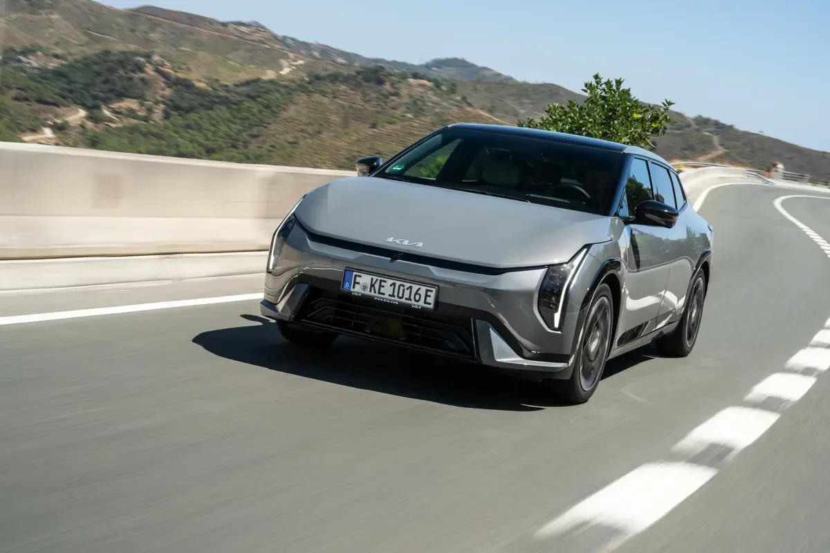 Elettronauti - Kia EV4 Fastback Long Range - Copper - Esterno - Vista anteriore a tre quarti