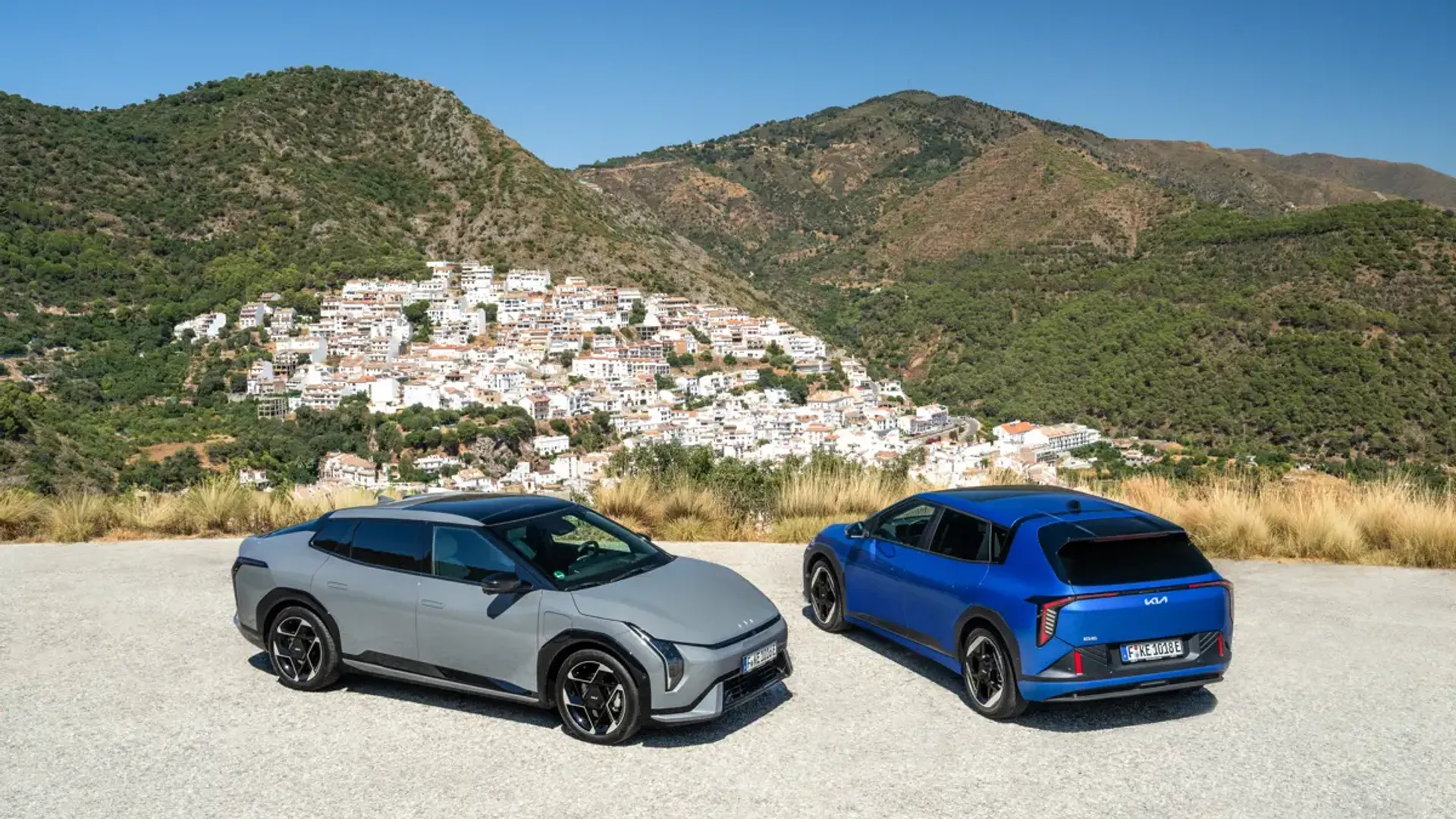 Elettronauti - Kia EV4 Fastback Long Range - Grigio - Esterno - Vista anteriore a tre quarti