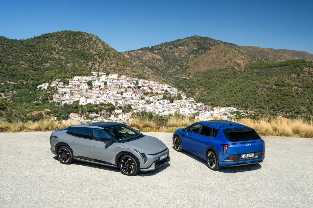 Elettronauti - Kia EV4 Fastback Long Range - Grigio - Esterno - Vista anteriore a tre quarti