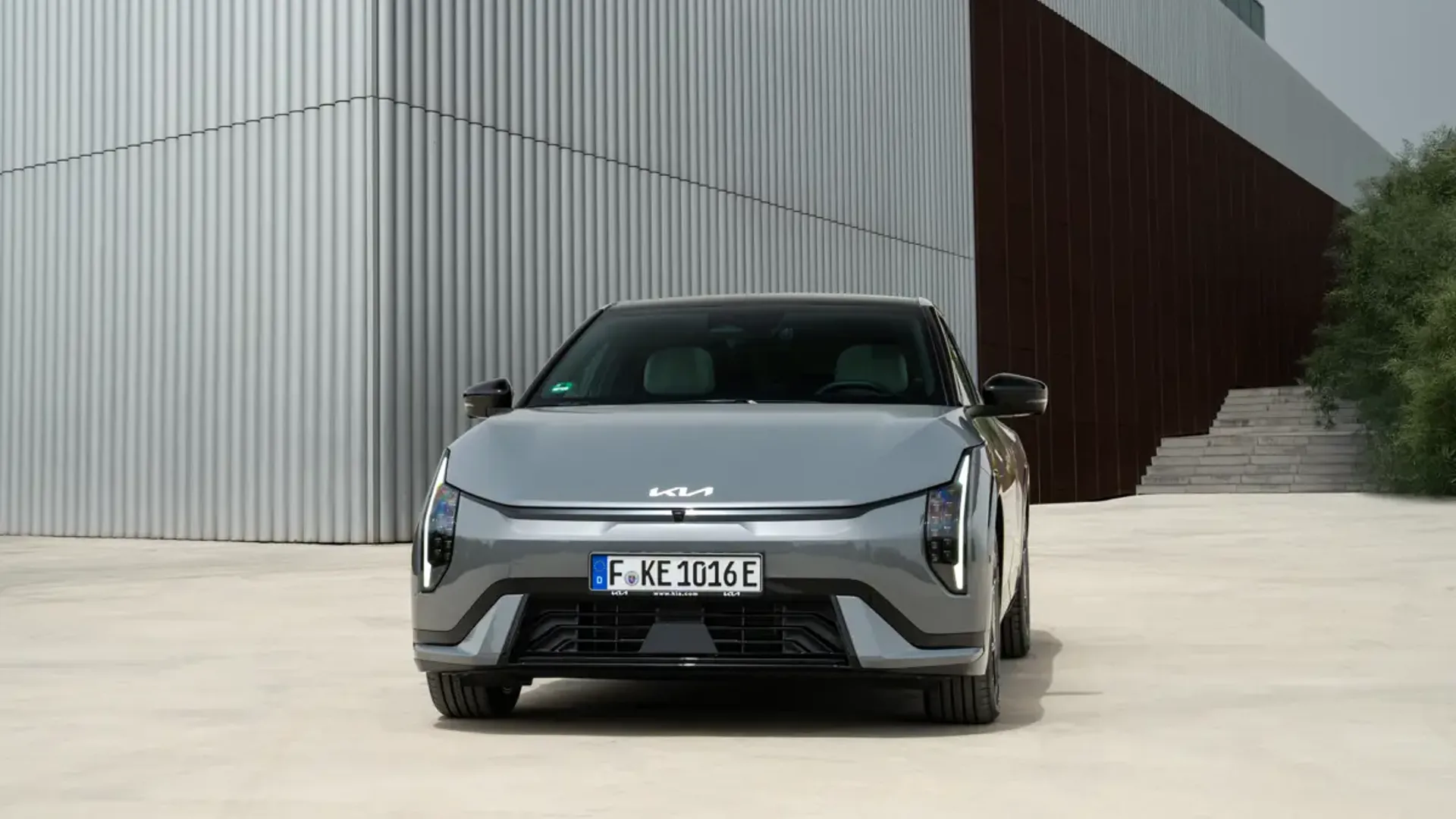 Elettronauti - Kia EV4 Fastback Long Range - Grigio - Esterno - Vista anteriore a tre quarti