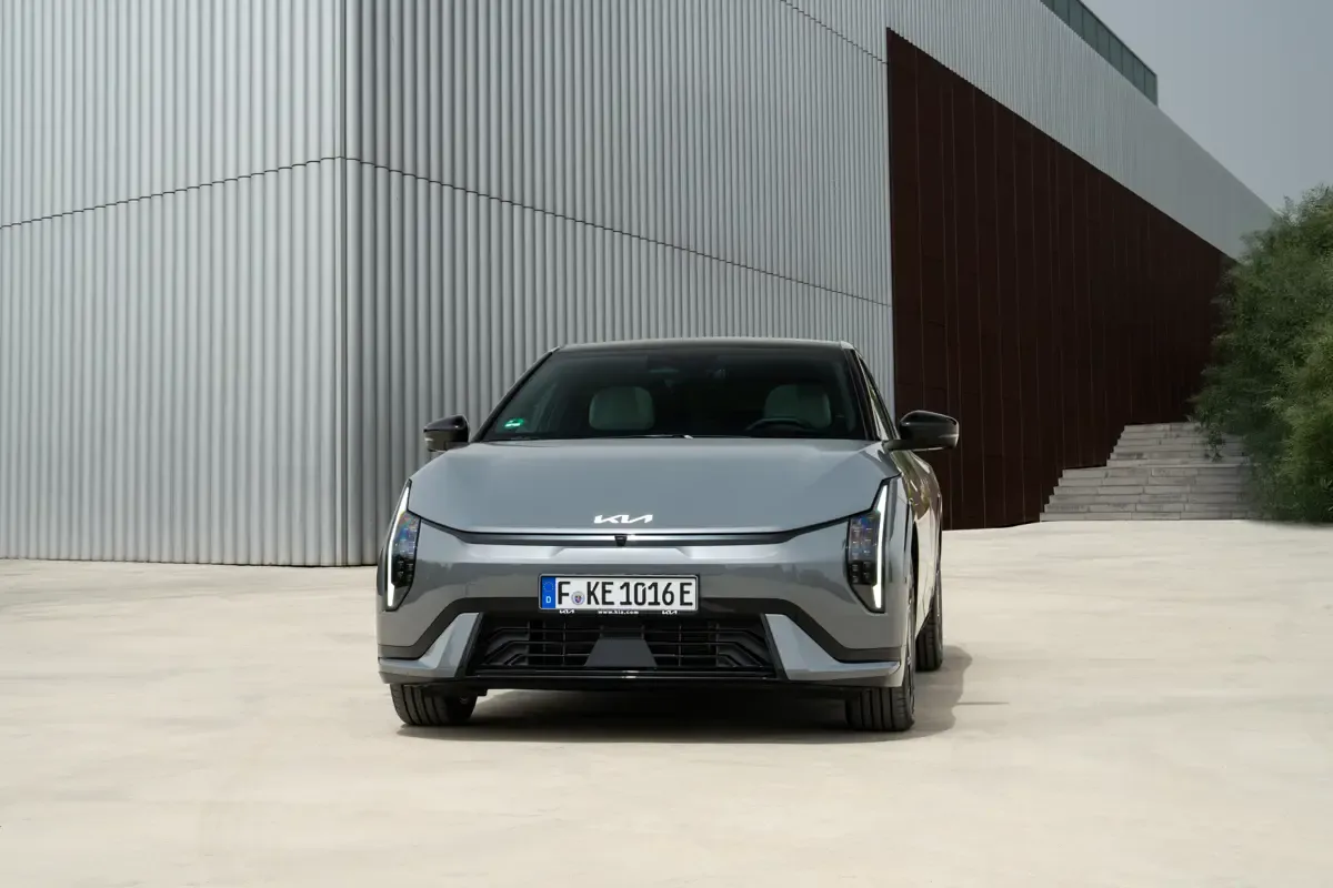 Elettronauti - Kia EV4 Fastback Long Range - Grigio - Esterno - Vista anteriore a tre quarti