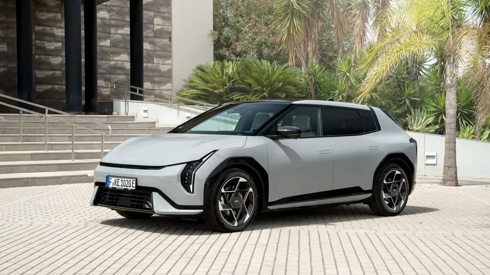 Elettronauti - Kia EV4 Hatchback Long Range - Grigio - Esterno - Vista anteriore a tre quarti