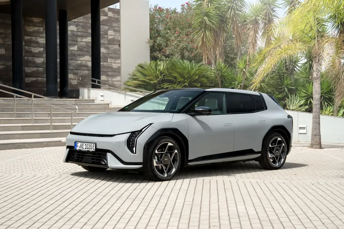 Elettronauti - Kia EV4 Hatchback Long Range - Grigio - Esterno - Vista anteriore a tre quarti