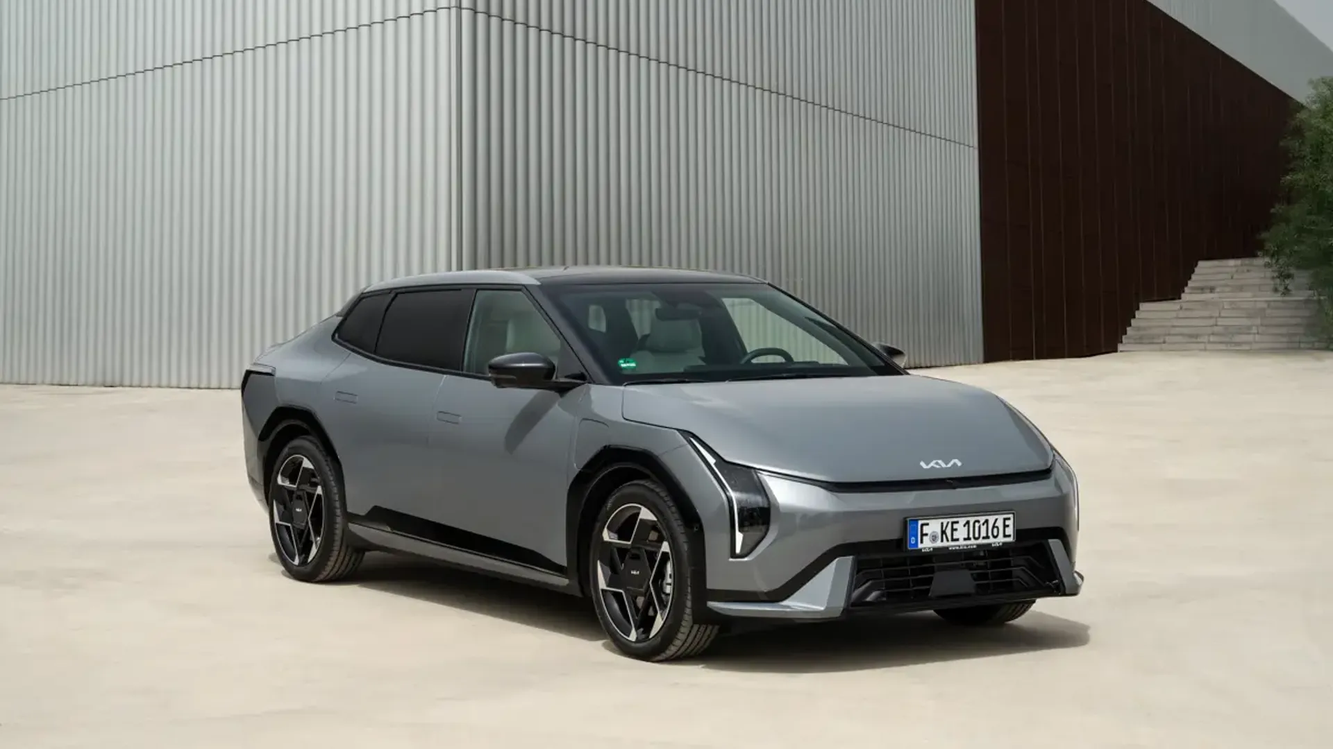 Elettronauti - Kia EV4 Fastback Long Range - Light Bronze - Esterno - Vista anteriore a tre quarti