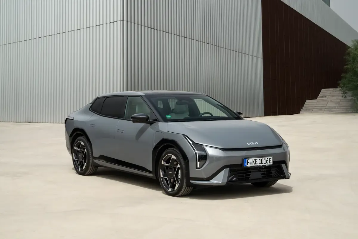 Elettronauti - Kia EV4 Fastback Long Range - Light Bronze - Esterno - Vista anteriore a tre quarti