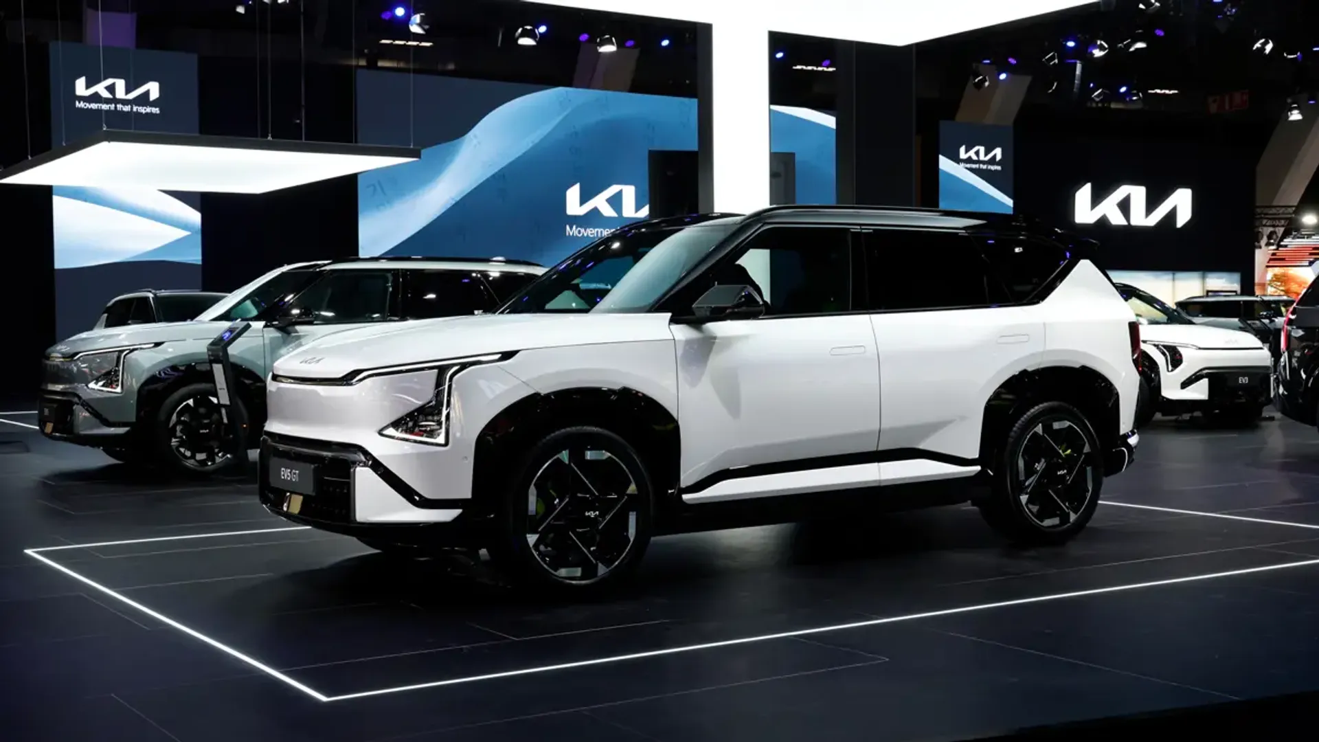 Elettronauti - Kia EV5 GT - Grigio - Esterno - Vista anteriore a tre quarti