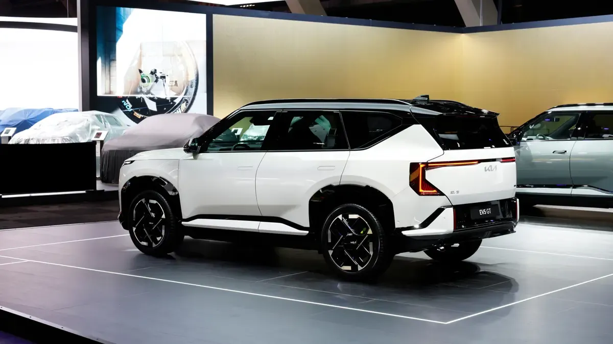 Elettronauti - Kia EV5 GT - Grigio - Esterno - Vista anteriore a tre quarti