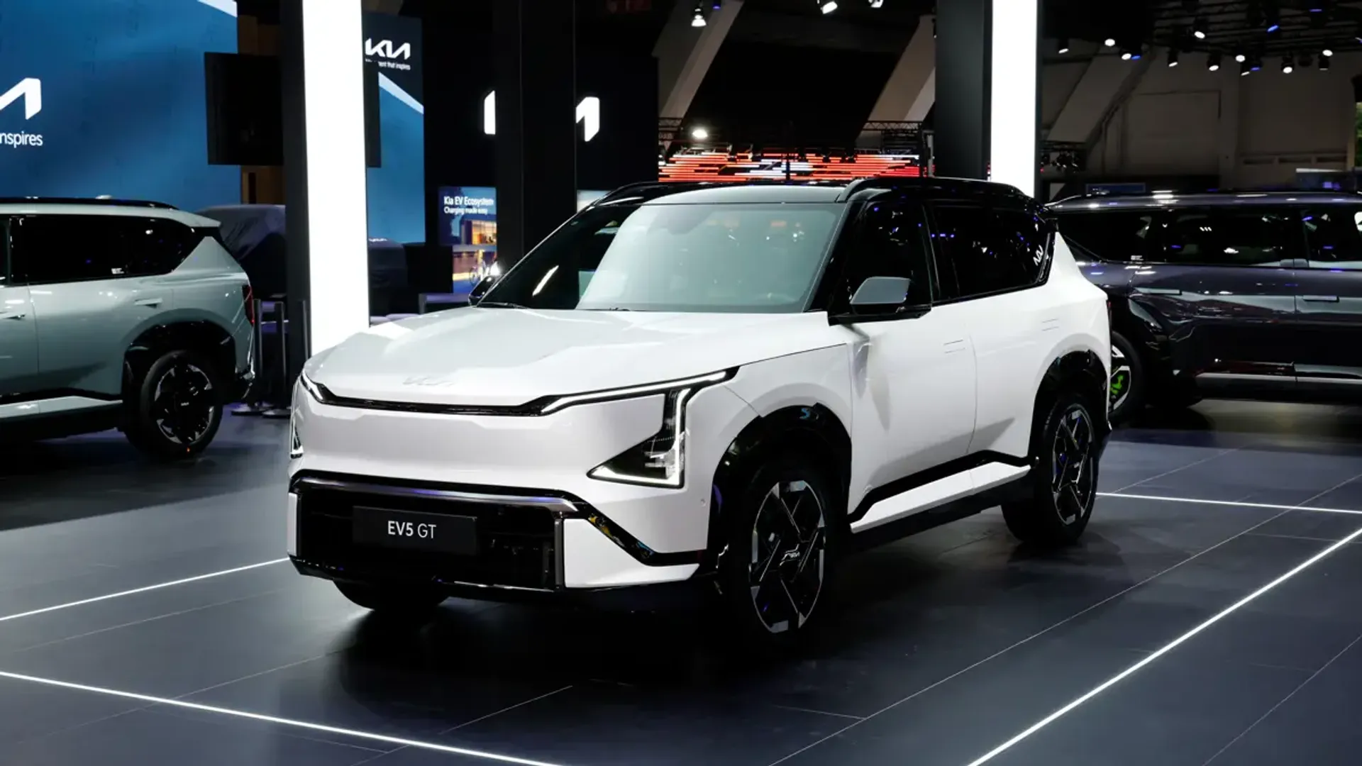 Elettronauti - Kia EV5 GT - Grigio - Esterno - Vista anteriore a tre quarti