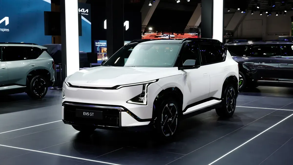 Elettronauti - Kia EV5 GT - Grigio - Esterno - Vista anteriore a tre quarti