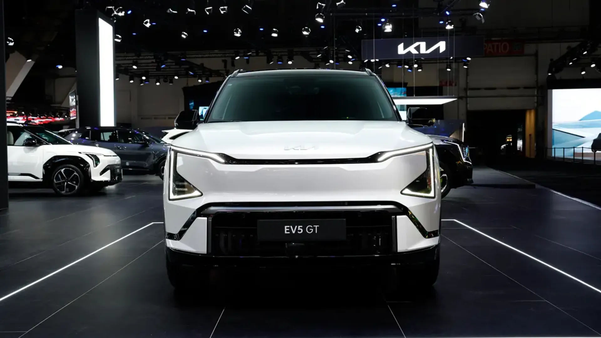 Elettronauti - Kia EV5 GT - Grigio - Esterno - Vista anteriore a tre quarti