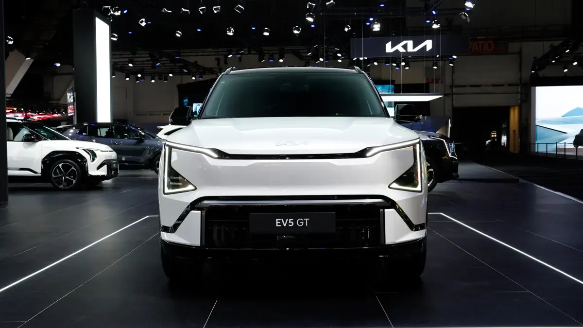 Elettronauti - Kia EV5 GT - Grigio - Esterno - Vista anteriore a tre quarti