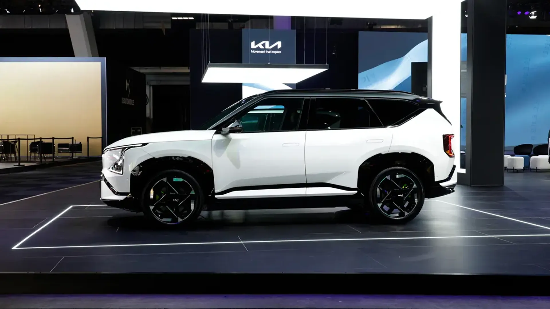 Elettronauti - Kia EV5 GT - Grigio - Esterno - Vista anteriore a tre quarti