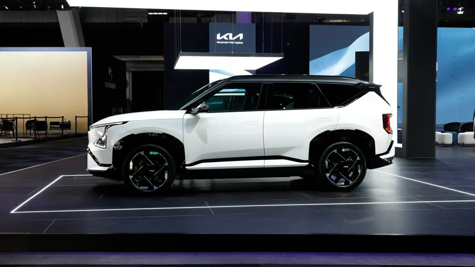 Elettronauti - Kia EV5 GT - Matte Grey - Esterno - Vista anteriore a tre quarti