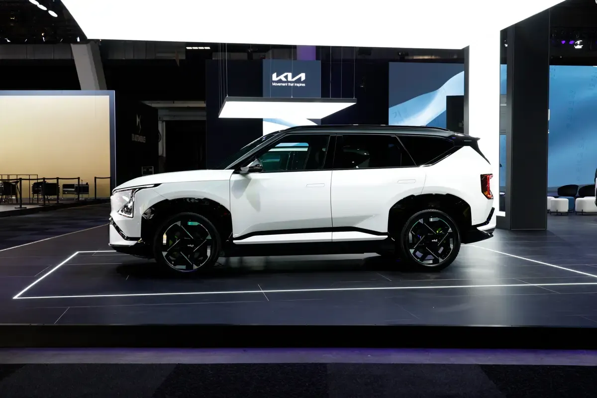 Elettronauti - Kia EV5 GT - Matte Grey - Esterno - Vista anteriore a tre quarti