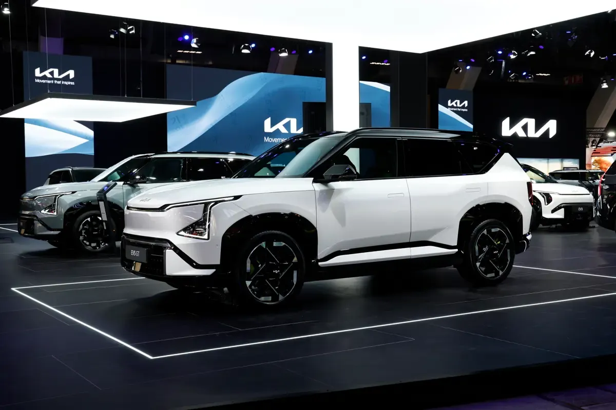 Elettronauti - Kia EV5 GT - Argento - Esterno - Vista anteriore a tre quarti