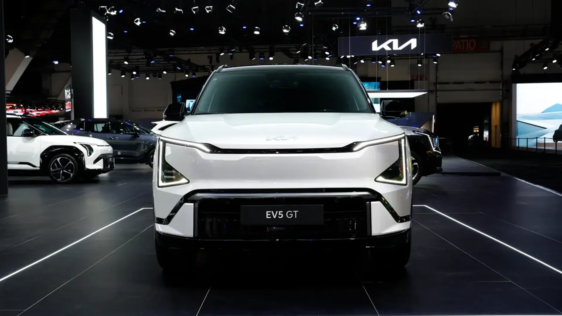 Elettronauti - Kia EV5 GT - Bianco - Esterno - Vista anteriore a tre quarti