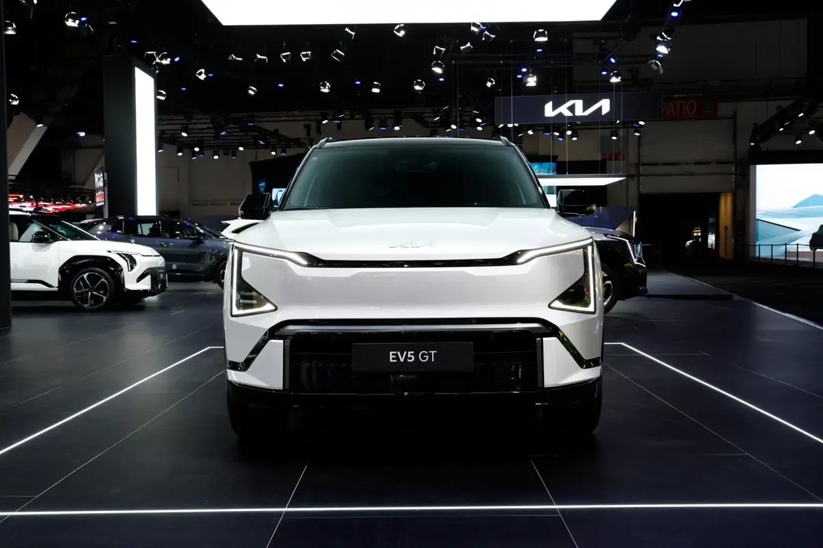 Elettronauti - Kia EV5 GT - Bianco - Esterno - Vista anteriore a tre quarti