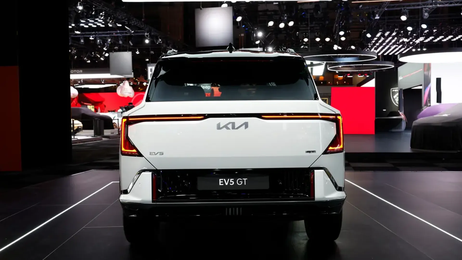 Elettronauti - Kia EV5 GT - Bianco - Esterno - Vista anteriore a tre quarti