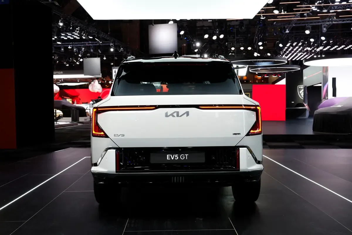 Elettronauti - Kia EV5 GT - Bianco - Esterno - Vista anteriore a tre quarti