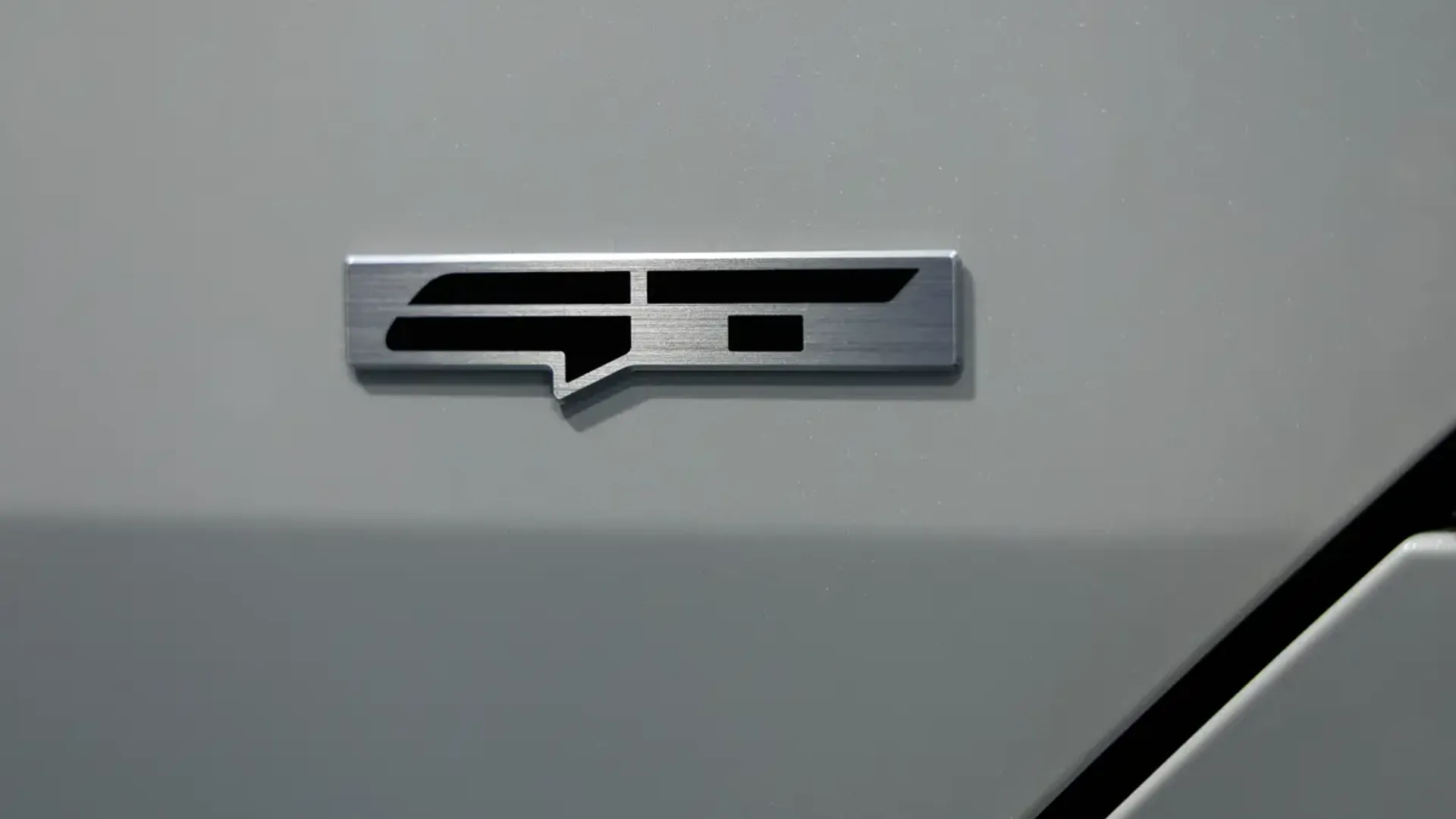 Elettronauti - Kia EV5 GT - Bianco - Esterno - Vista anteriore a tre quarti