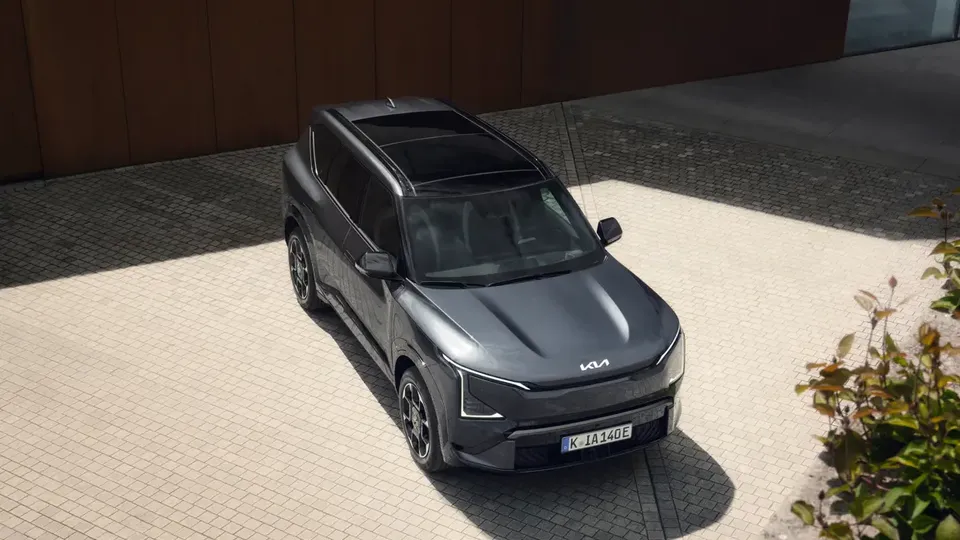 Elettronauti - Kia EV5 Long Range - Argento - Esterno - Vista anteriore a tre quarti